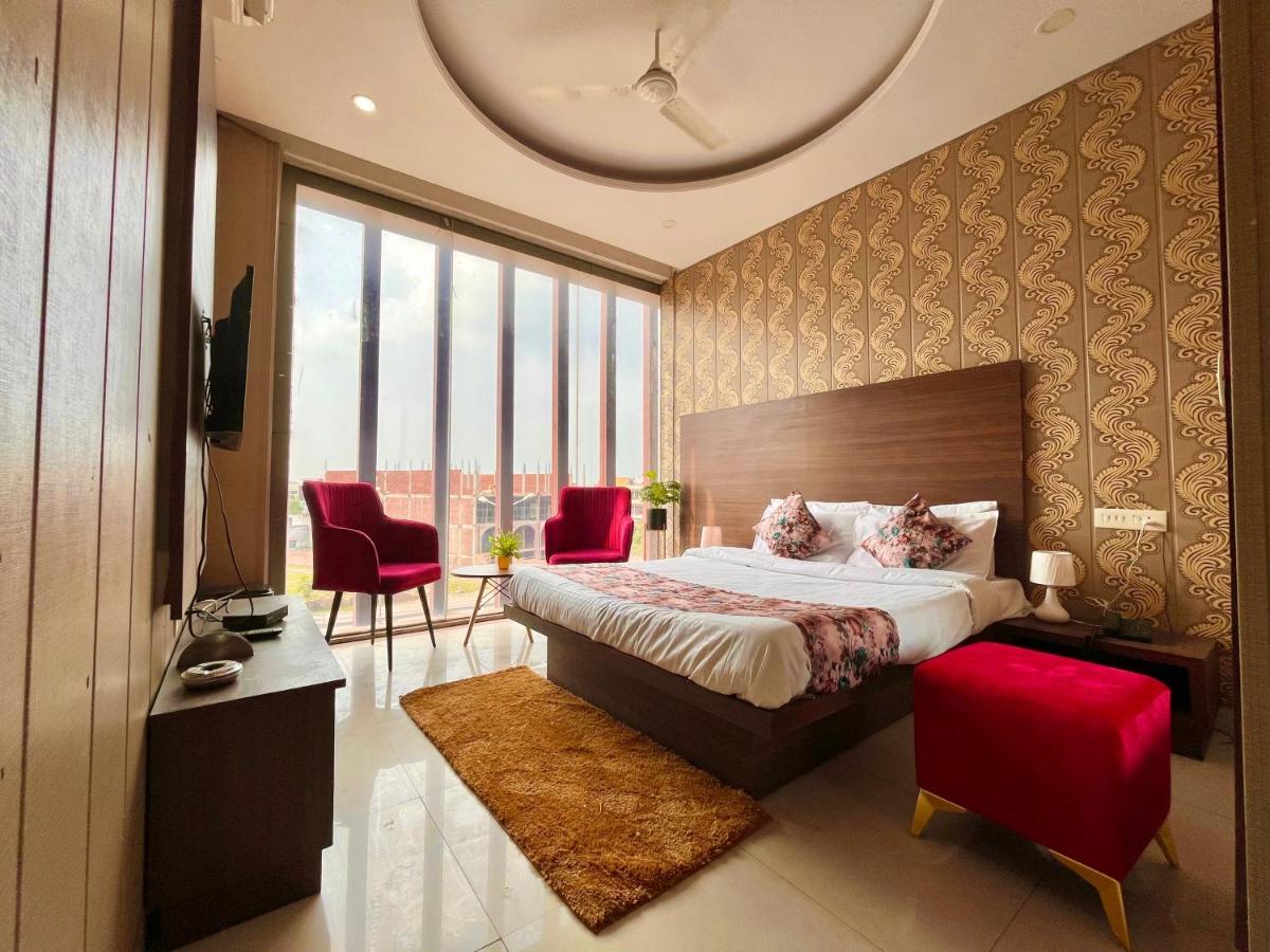 The Pearl Grand, Top Rated & Most Awarded Property In Chandigarh Hotel Zirakpur Екстериор снимка