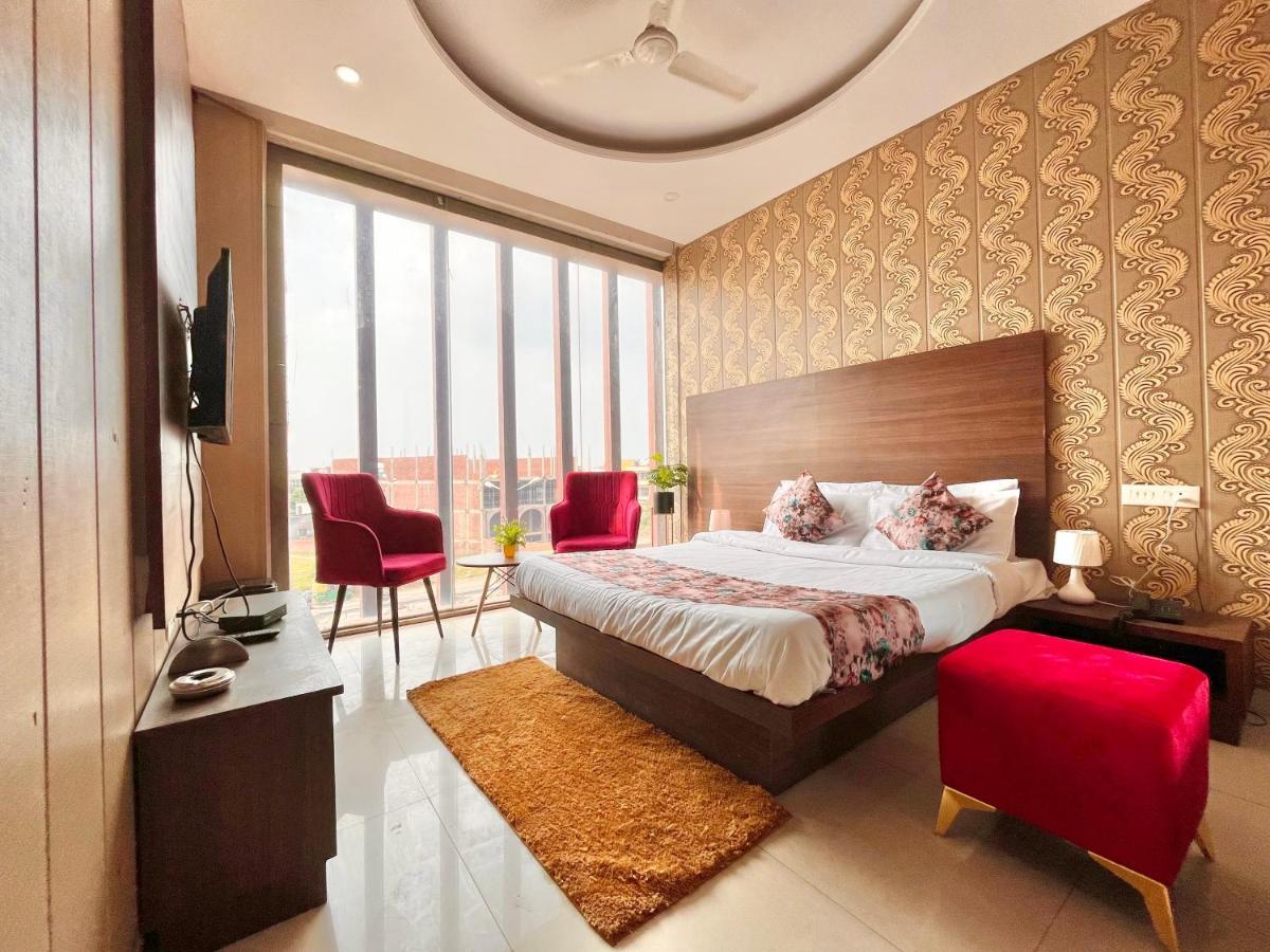 The Pearl Grand, Top Rated & Most Awarded Property In Chandigarh Hotel Zirakpur Екстериор снимка