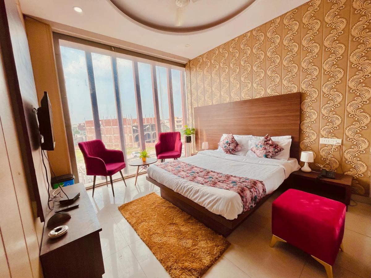 The Pearl Grand, Top Rated & Most Awarded Property In Chandigarh Hotel Zirakpur Екстериор снимка